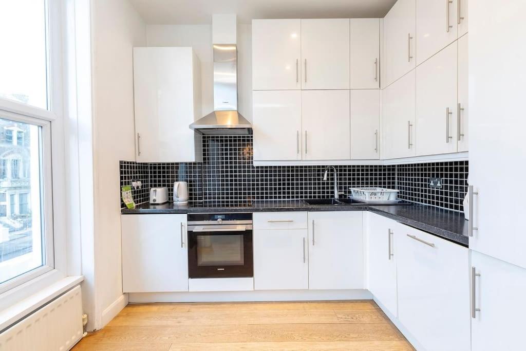 Charming 2 Bedroom Flat In Kensington * Londra